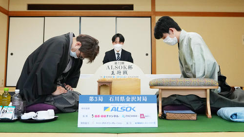 王将戦】藤井聡太王将「非常に難しい将棋」巧みな攻めで“羽生マジック