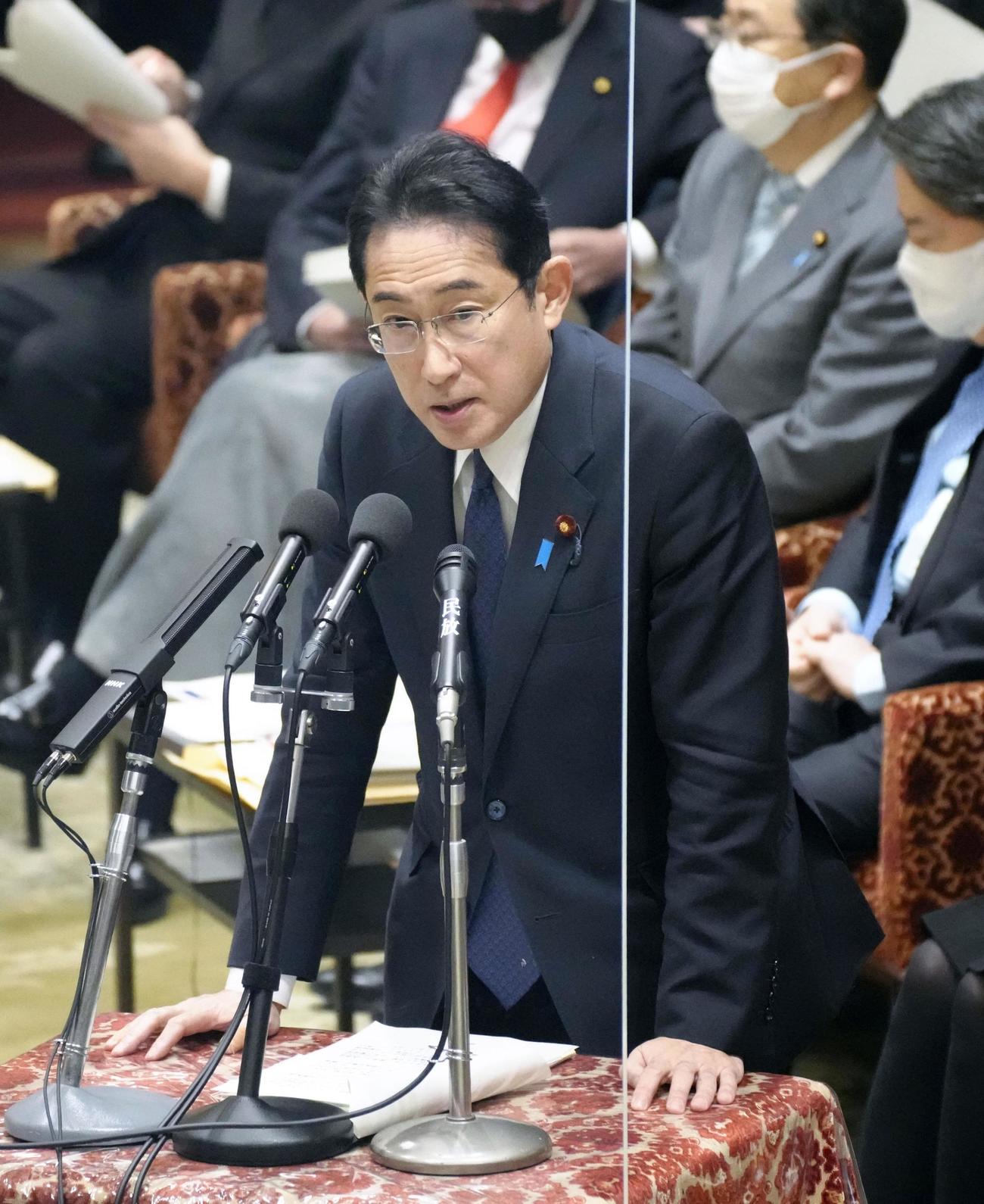 衆院予算委で答弁する岸田首相（共同）