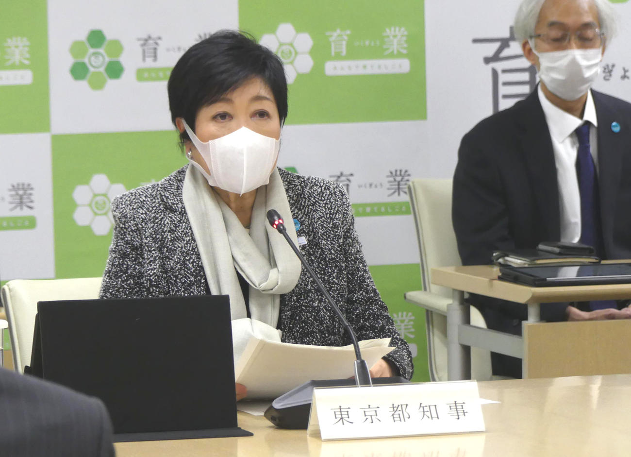 東京都の子供政策総合推進本部に出席し、あいさつする小池知事（撮影・中山知子）