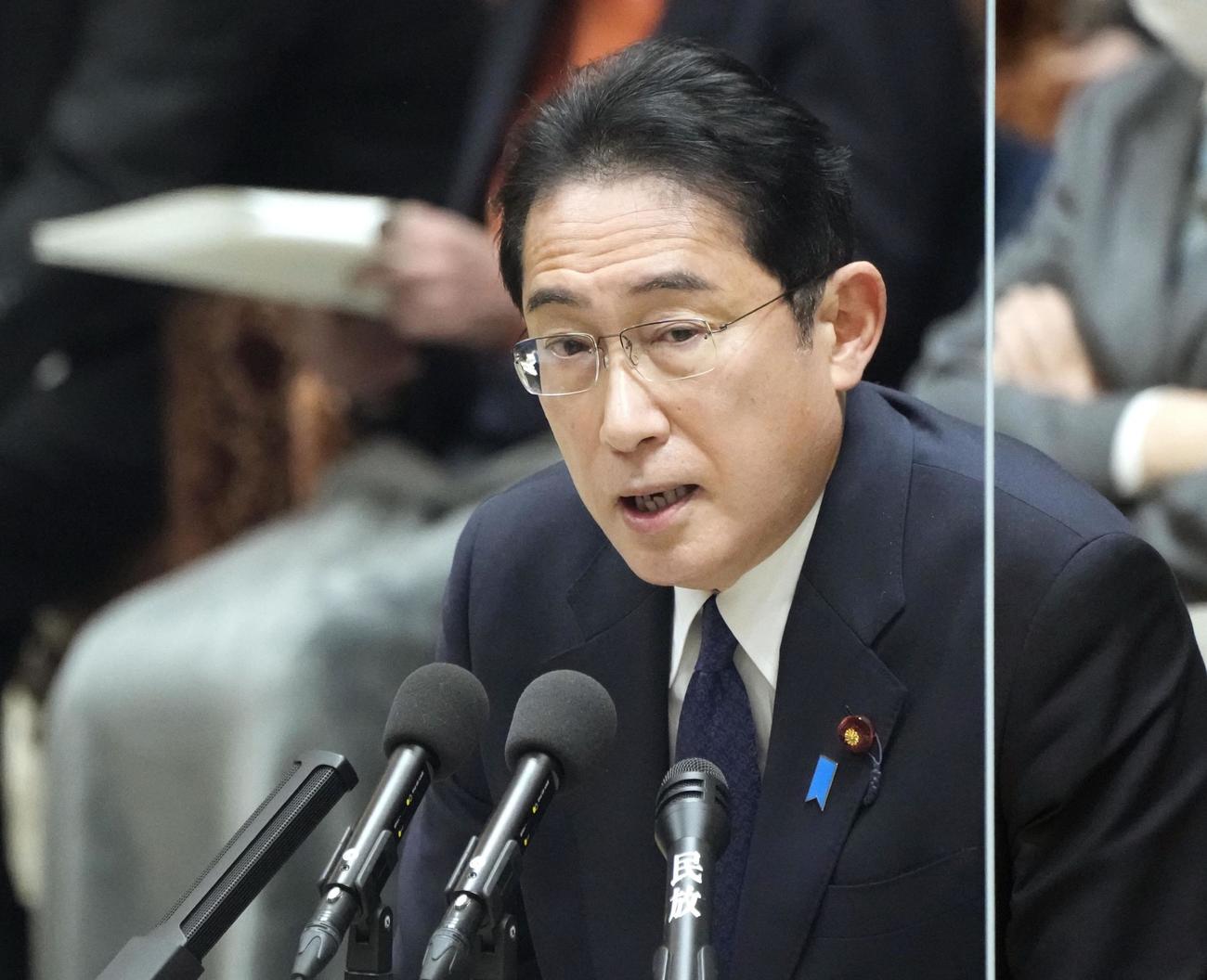 衆院予算委で答弁する岸田首相（共同）