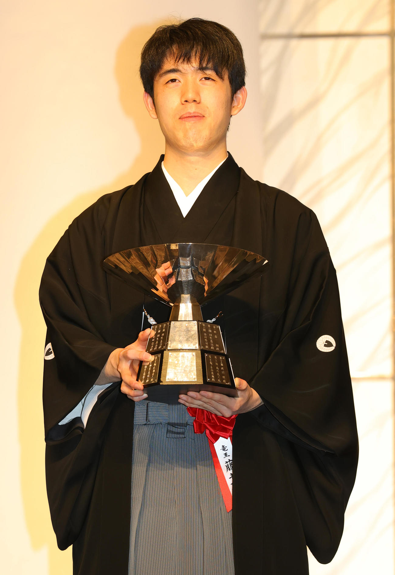 第35期竜王就位式で、竜王杯を贈呈された藤井藤井竜王（撮影・野上伸悟）