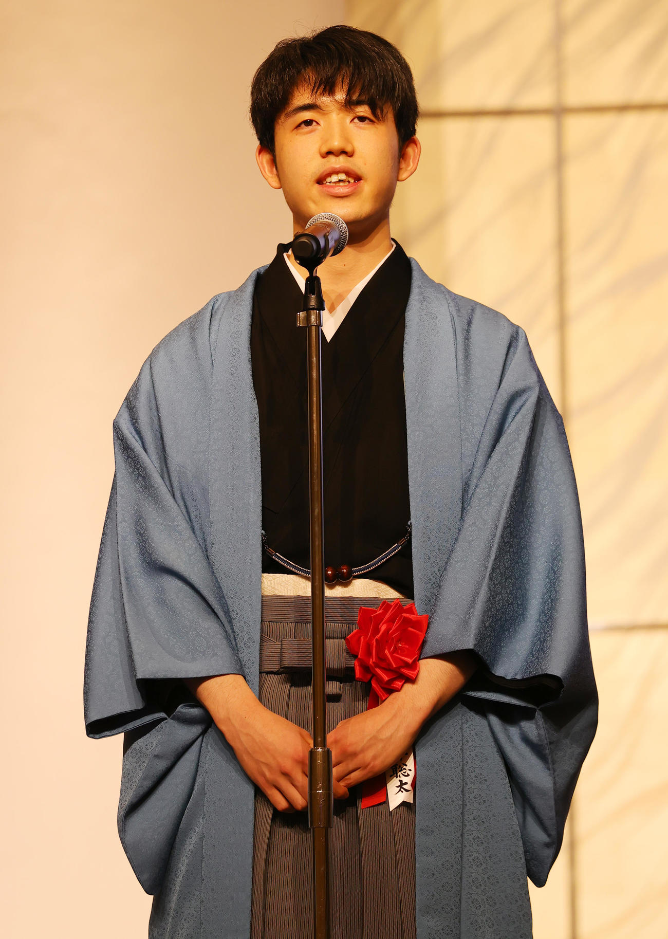 第35期竜王就位式で、竜王戦クラウドファンディング羽織を着用し謝辞を述べる藤井竜王（撮影・野上伸悟）