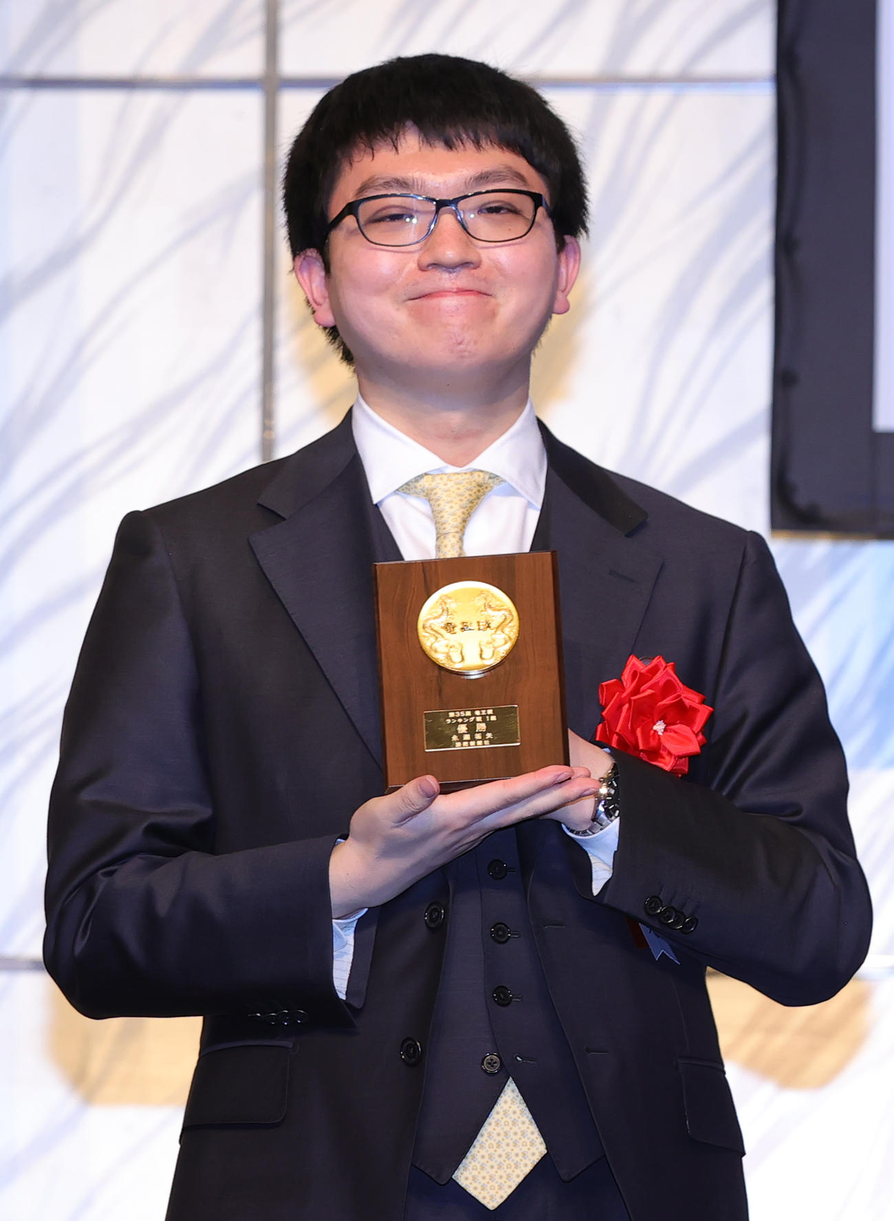 第35期竜王就位式で表彰された1組優勝の永瀬王座（撮影・野上伸悟）