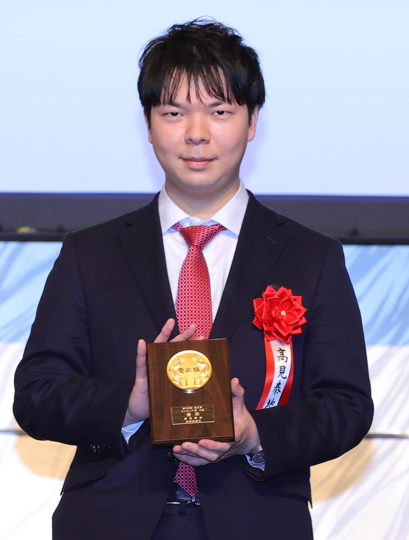 第35期竜王就位式で表彰された3組優勝の高見七段（撮影・野上伸悟）