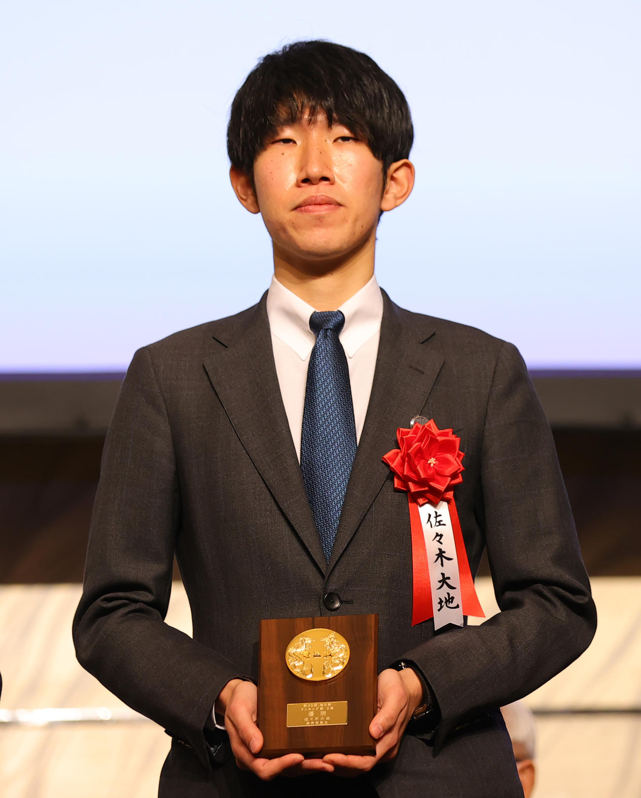 第35期竜王就位式で表彰された5組優勝の佐々木七段（撮影・野上伸悟）