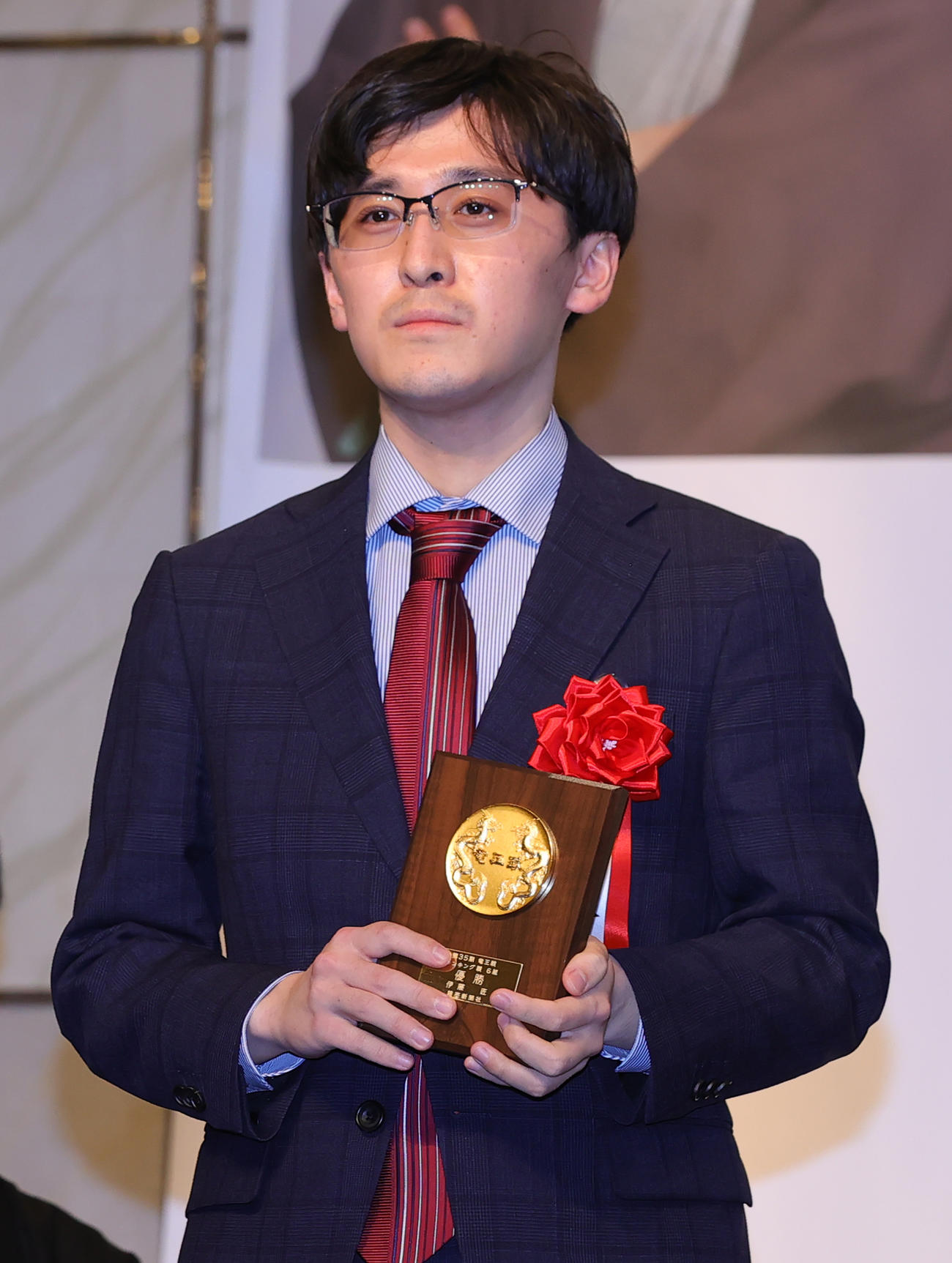 第35期竜王就位式で表彰された6組優勝の伊藤五段（撮影・野上伸悟）