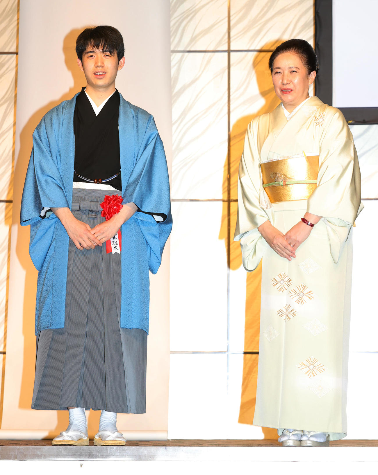 第35期竜王就位式で、竜王戦クラウドファンディング羽織を着用し、賛同者と記念撮影する藤井竜王（撮影・野上伸悟）