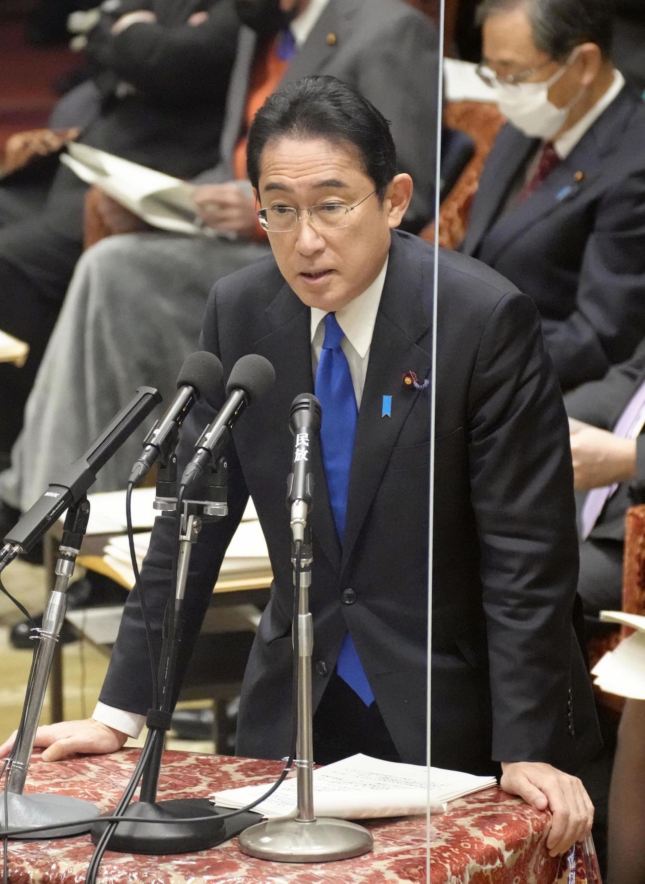 衆院予算委で答弁する岸田首相(共同)