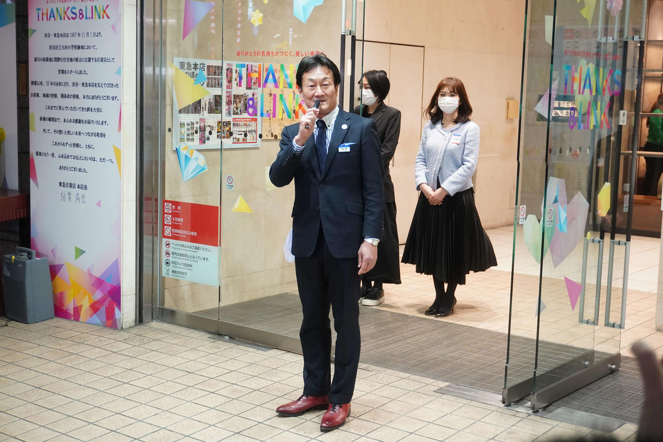 最後の営業日を迎えた東京・渋谷の東急百貨店本店の稲葉満宏本店長（撮影・沢田直人）
