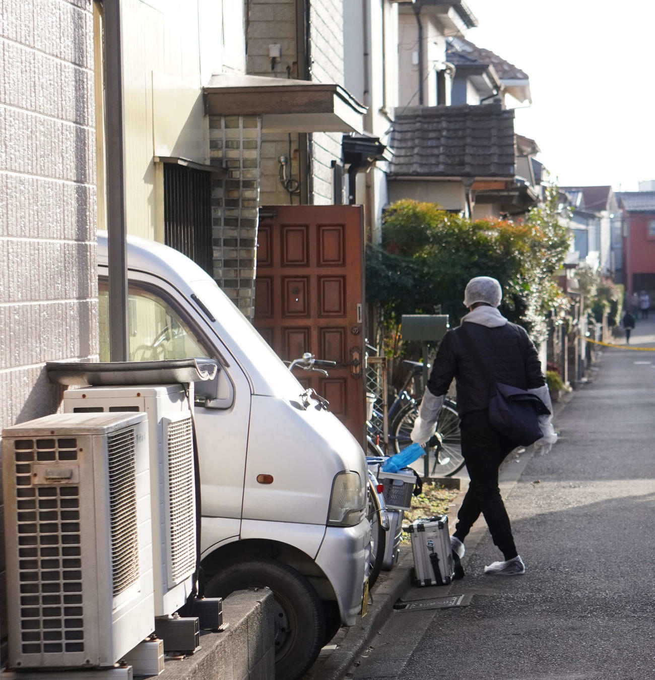 無職の男と両親が住んでいたとみられる住宅を調べる捜査員（撮影・沢田直人）