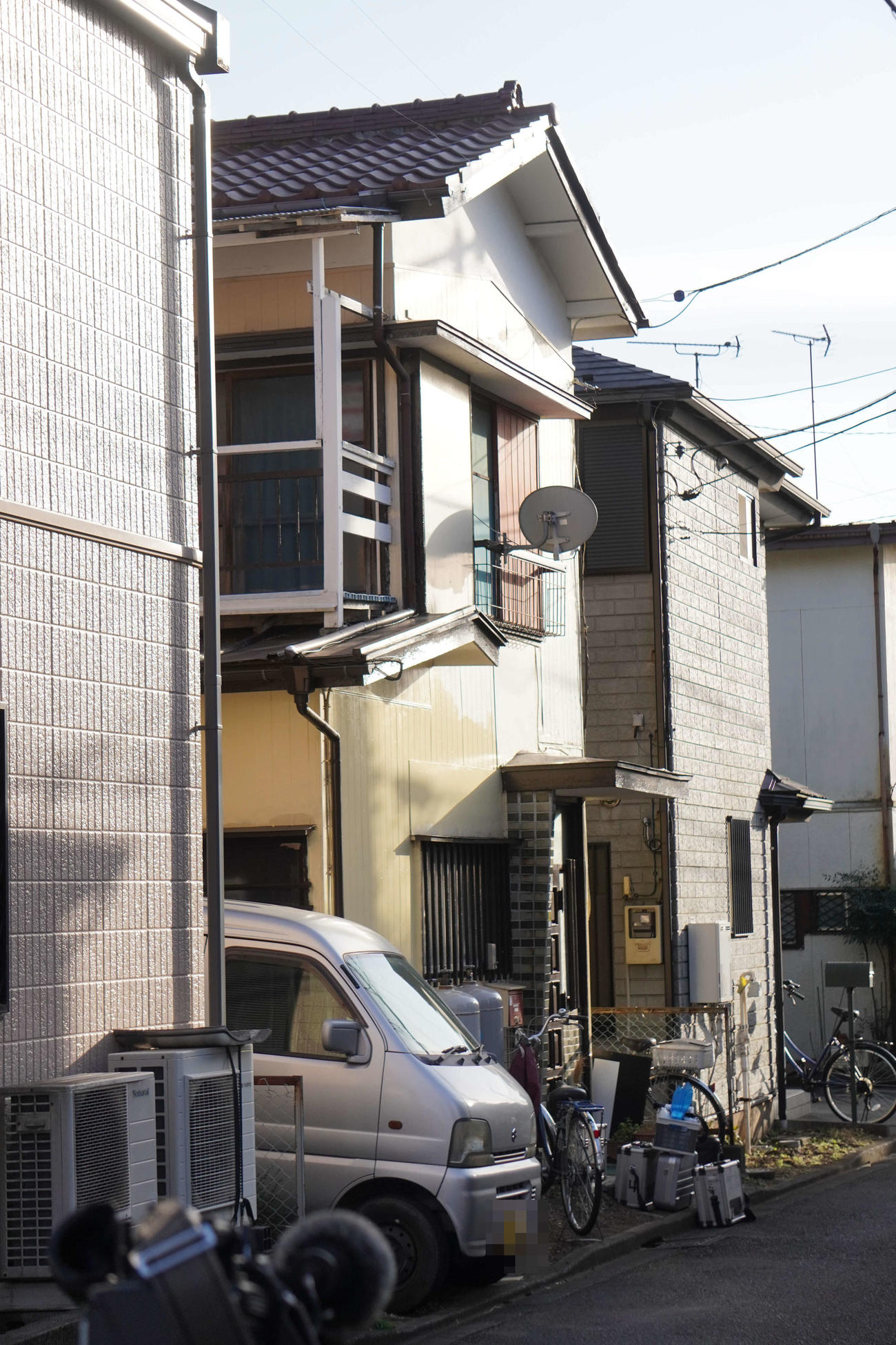 無職の男と両親が住んでいたとみられる住宅（写真は一部加工）（撮影・沢田直人）