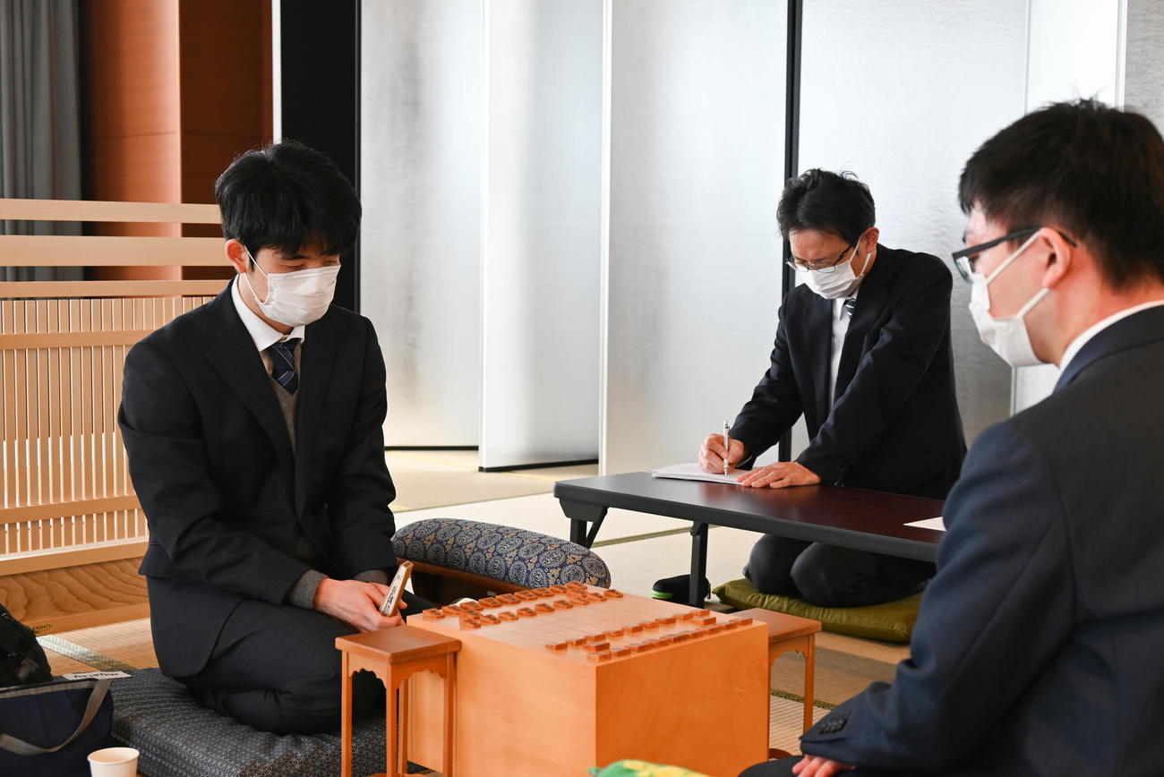 順位戦A級8回戦に臨んだ藤井聡太竜王（左）、永瀬拓矢王座（日本将棋連盟提供）