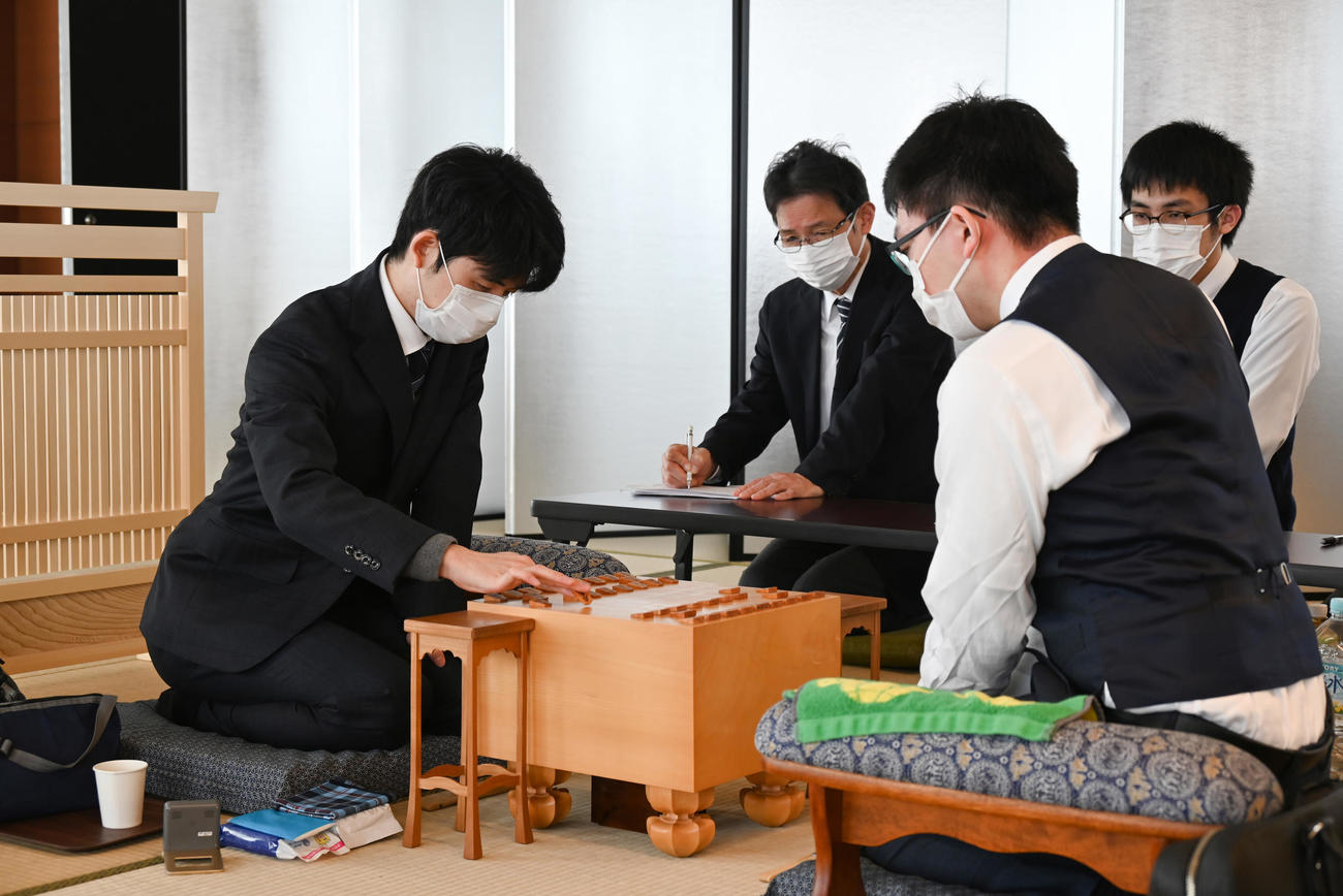 順位戦A級8回戦に臨んだ藤井聡太竜王（左）、永瀬拓矢王座（日本将棋連盟提供）