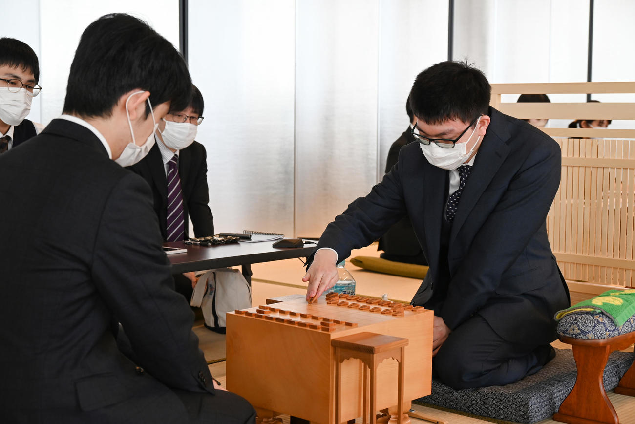 順位戦A級8回戦に臨んだ永瀬拓矢王座（右）、藤井聡太竜王（日本将棋連盟提供）
