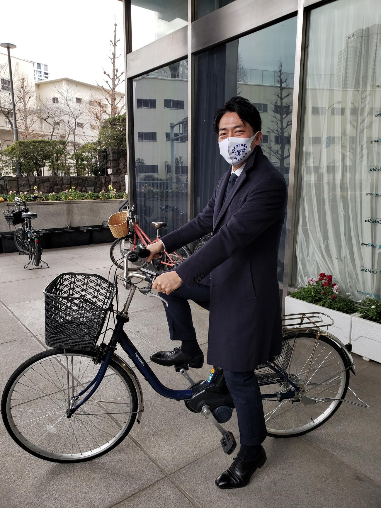 党本部での会合に自転車で移動してきた自民党の小泉進次郎国対副委員長（撮影・中山知子）