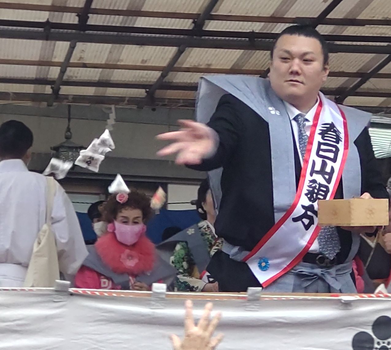 湯島天神の節分で豪快に豆をまく元関脇勢の春日山親方（撮影・寺沢卓）