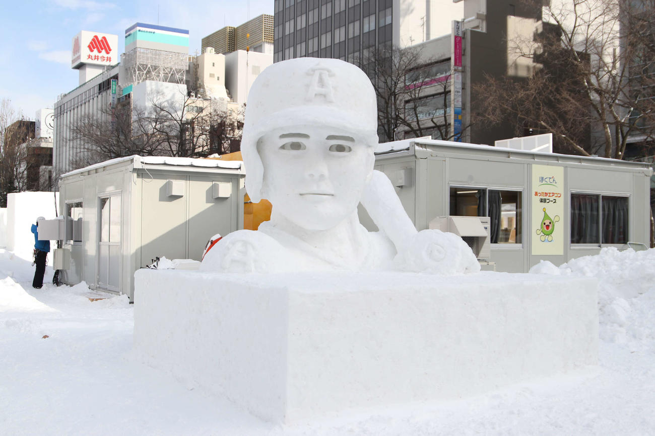 さっぽろ雪まつり3丁目会場に登場した大谷翔平の市民雪像（撮影・山崎純一）