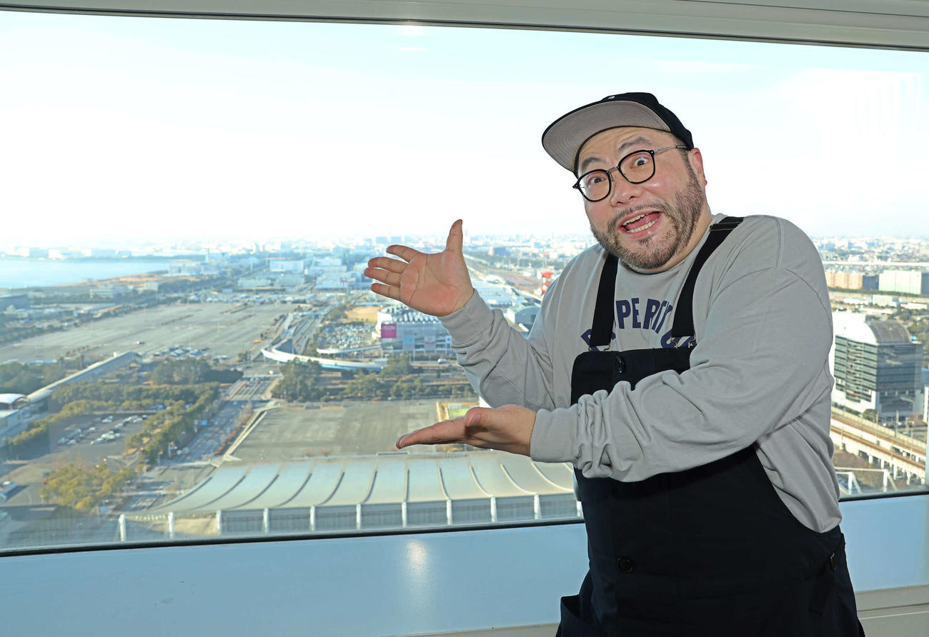 幕張のベイエリアを見下ろすスタジオでポーズを決める山田ルイ53世（撮影・丹羽敏通）