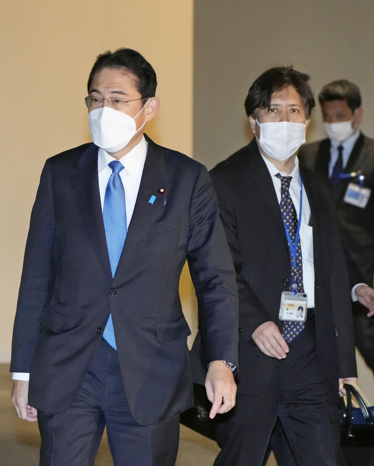 記者団の取材に臨む岸田首相。右は荒井勝喜秘書官＝2022年12月、首相官邸