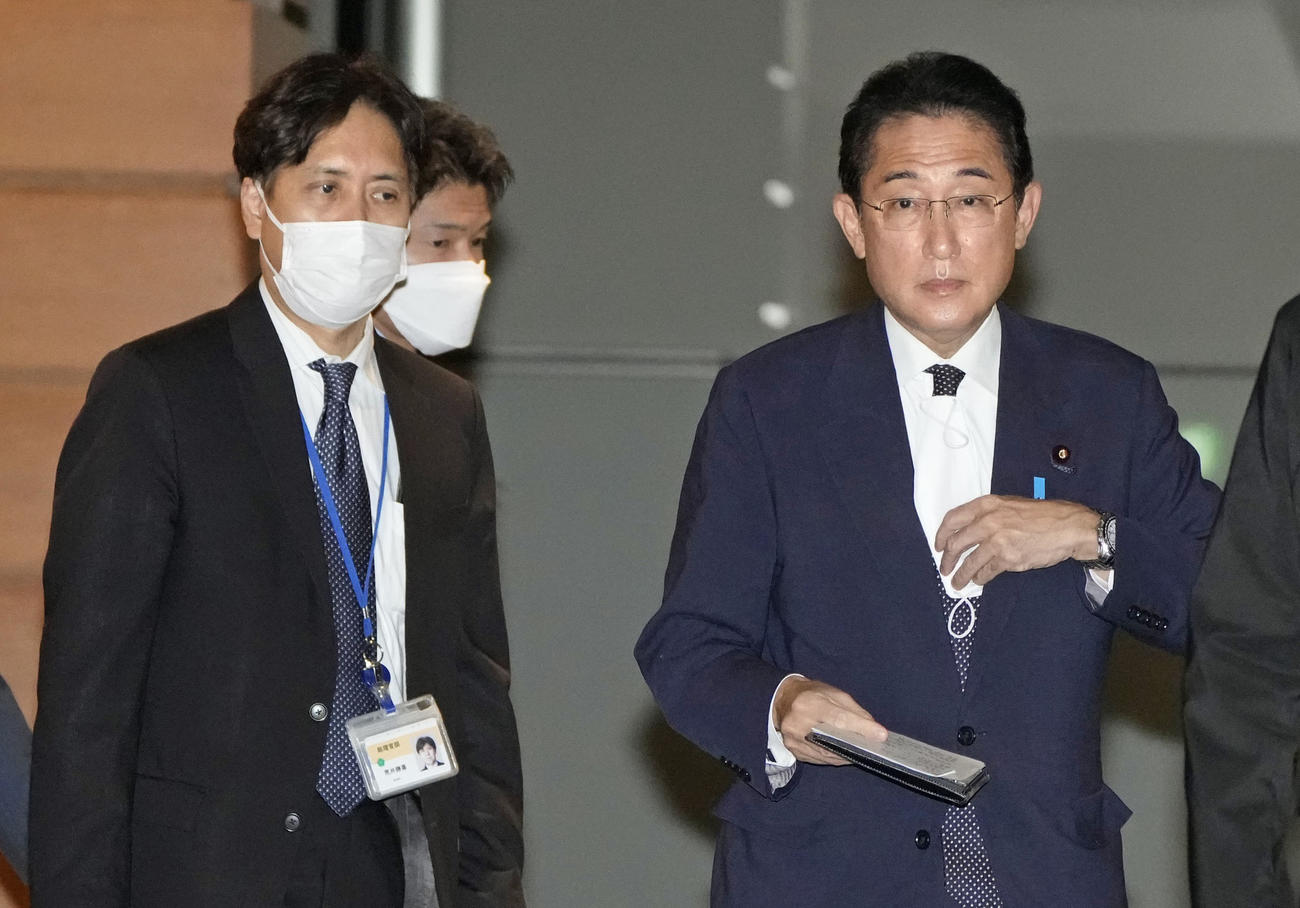 記者団の取材に臨む岸田首相。左は荒井勝喜秘書官＝2022年11月（共同）