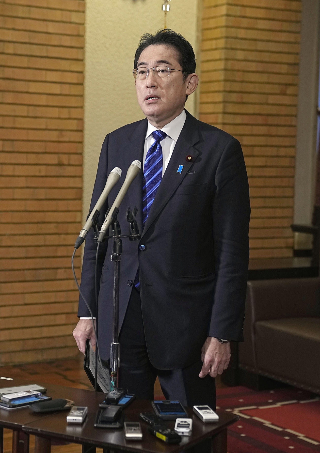 荒井勝喜秘書官のLGBTなど性的少数者への差別発言を受け、記者団の取材に応じる岸田首相＝4日午前、首相公邸