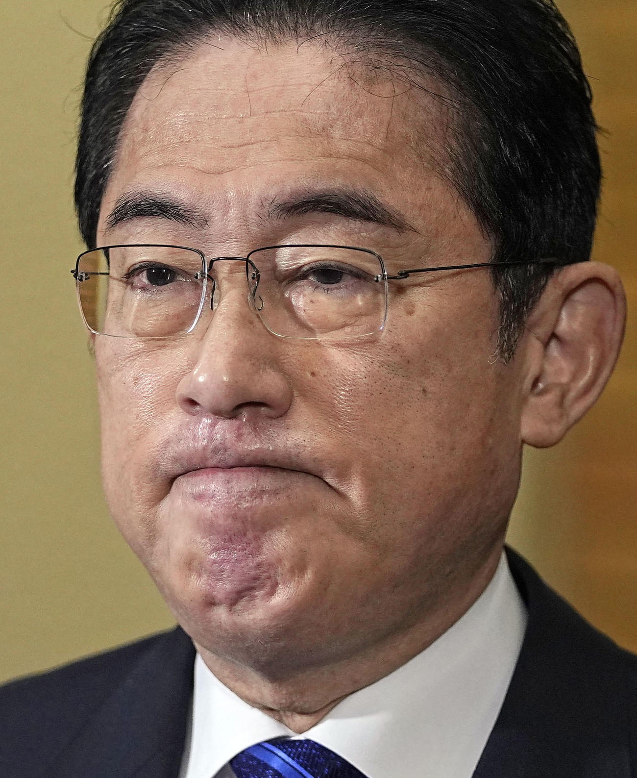 荒井勝喜秘書官のLGBTなど性的少数者への差別発言を受け、記者団の取材に応じる岸田首相（共同）