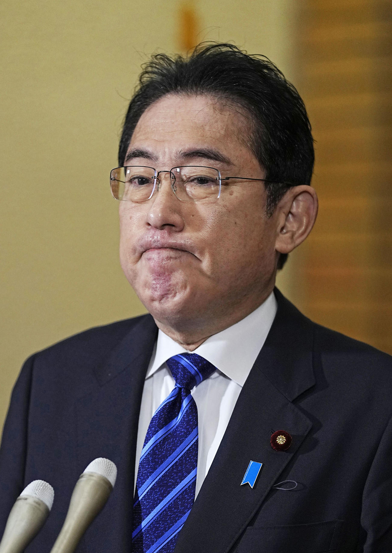 荒井勝喜秘書官のLGBTなど性的少数者への差別発言を受け、記者団の取材に応じる岸田首相＝4日午前、首相公邸（共同）