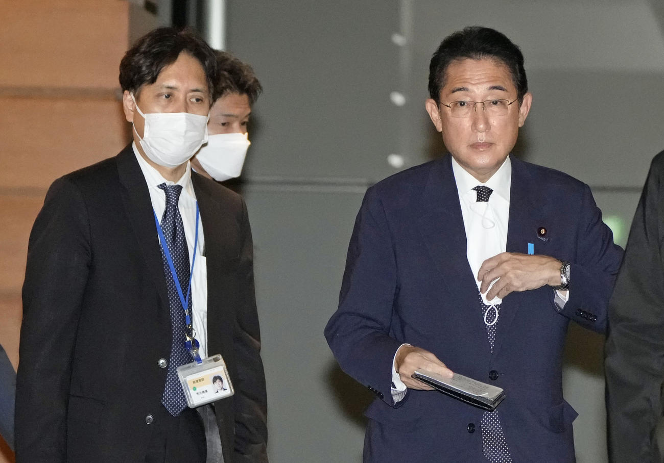 記者団の取材に臨む岸田首相。左は荒井勝喜秘書官＝2022年11月、首相官邸（共同）