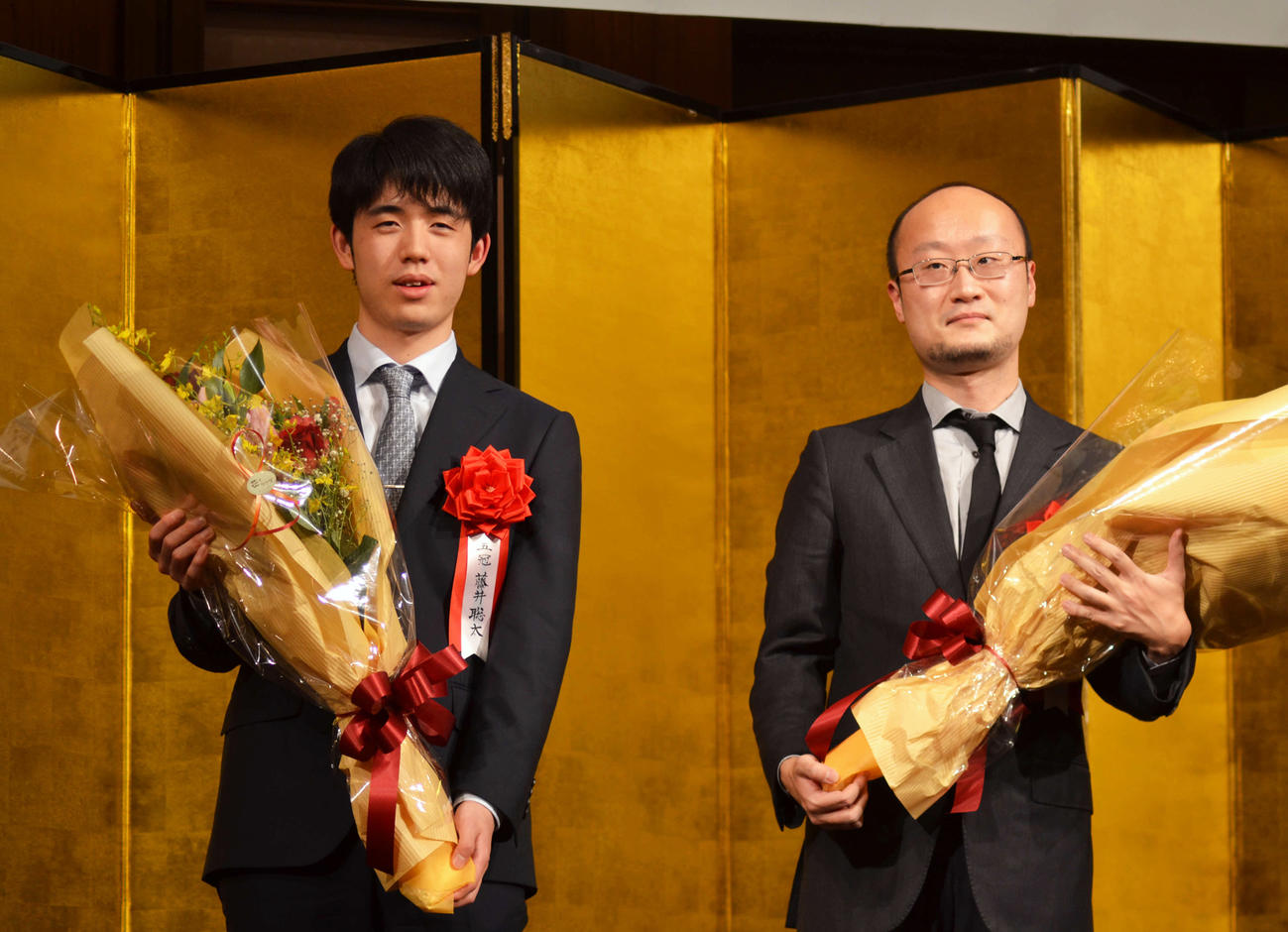 棋王戦第1局の開幕式に出席した藤井聡太竜王（左）と渡辺明棋王