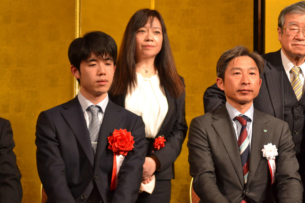 開幕式で記念撮影を行った藤井聡太竜王（左）と荻原健司長野市長