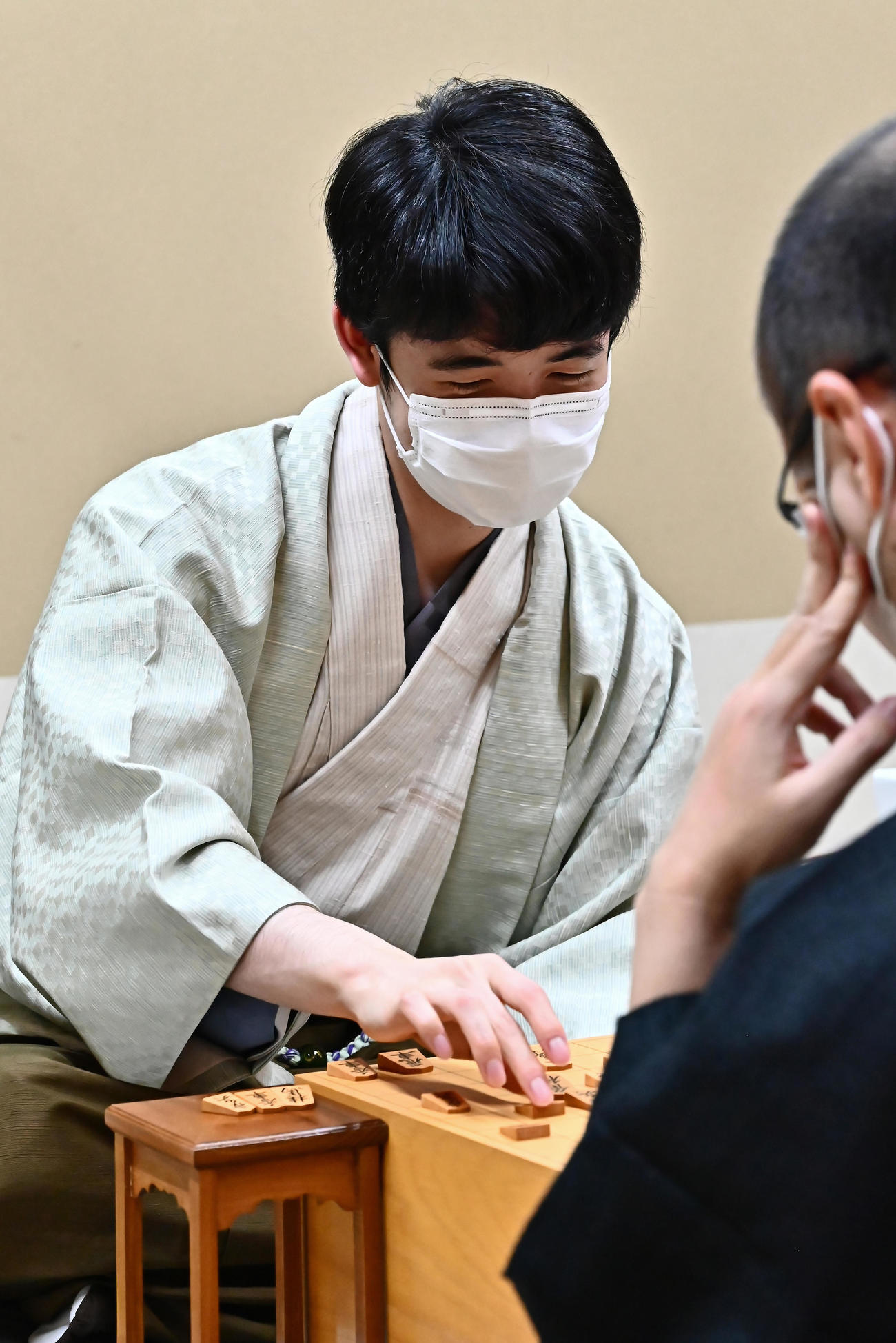 終局後、感想戦を行う藤井聡太竜王（日本将棋連盟提供）