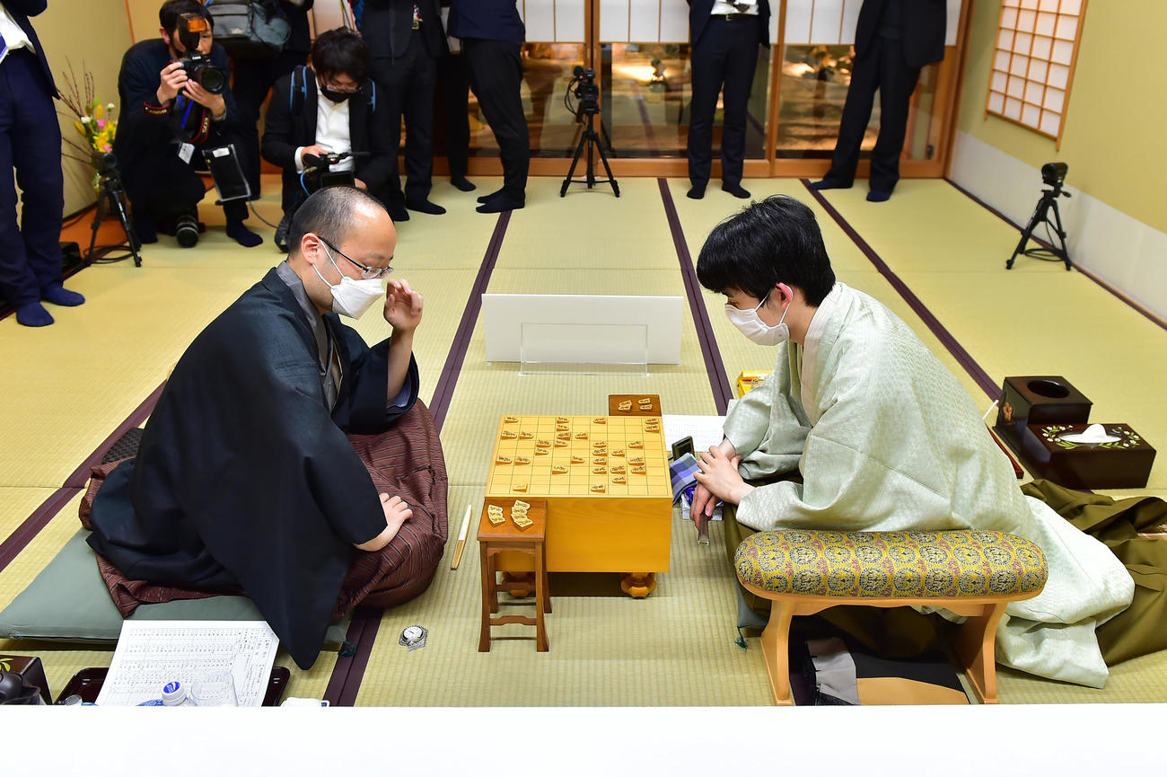 終局後、感想戦を行う藤井聡太竜王（右）と渡辺明棋王（日本将棋連盟提供）