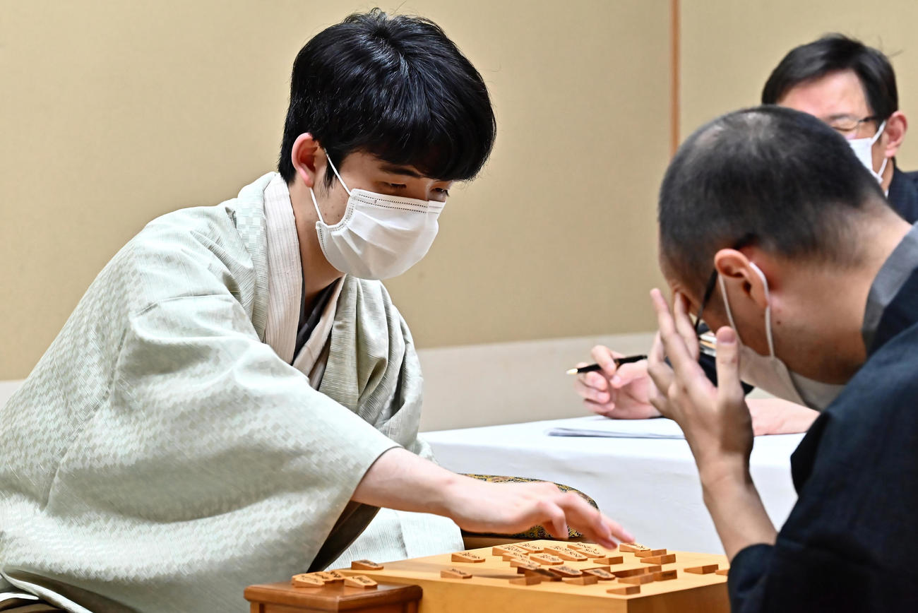 終局後、感想戦を行う藤井聡太竜王（日本将棋連盟提供）