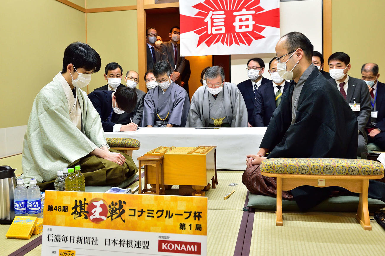 藤井聡太竜王（左）が史上最年少6冠を目指して渡辺明棋王（右）に挑戦する棋王戦5番勝負が開幕（日本将棋連盟提供）