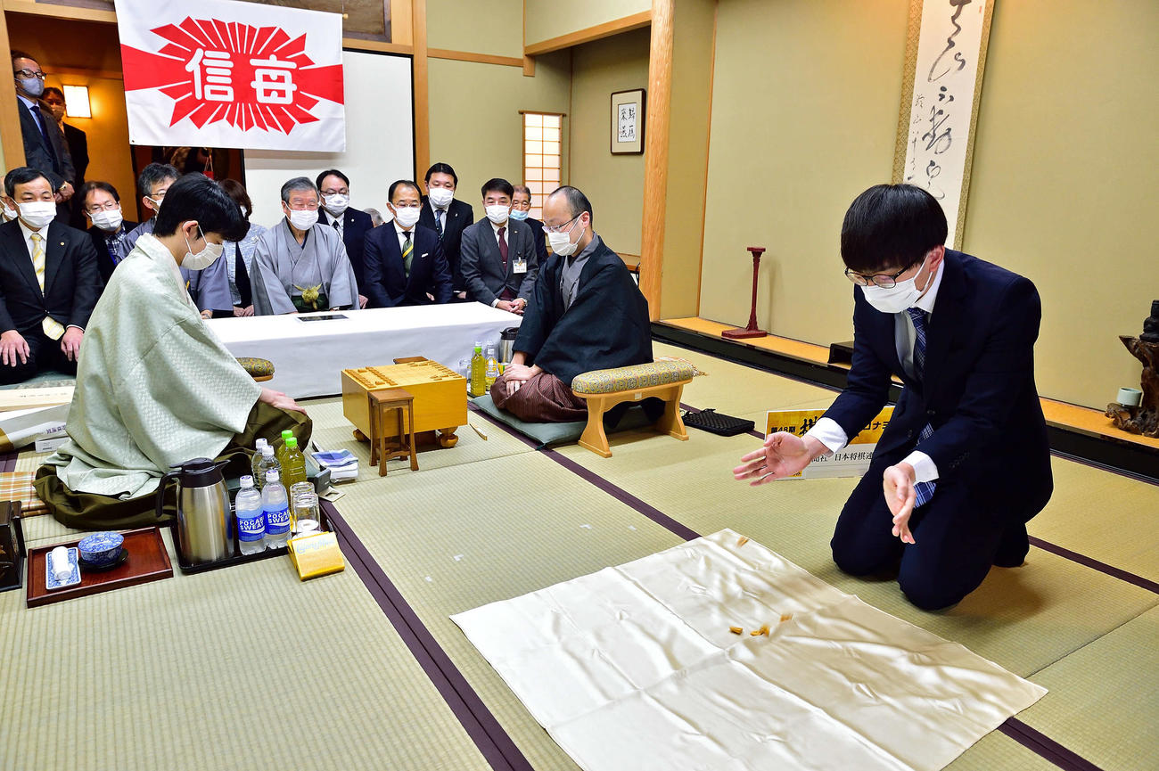 振り駒の結果、と金が4枚出て先手となった藤井聡太竜王（左）（日本将棋連盟提供）