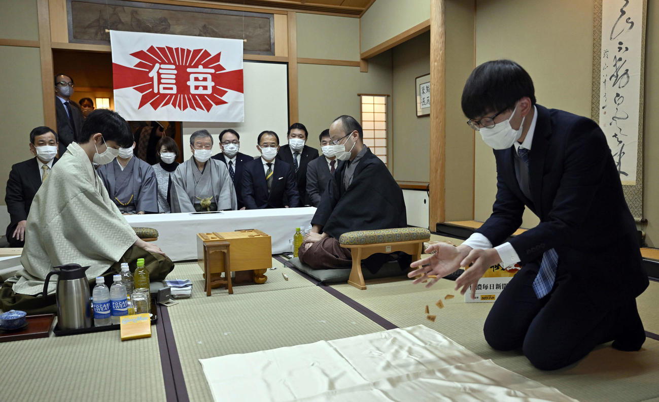 振り駒の結果、藤井聡太五冠（手前左）の先手が決まった（代表撮影）