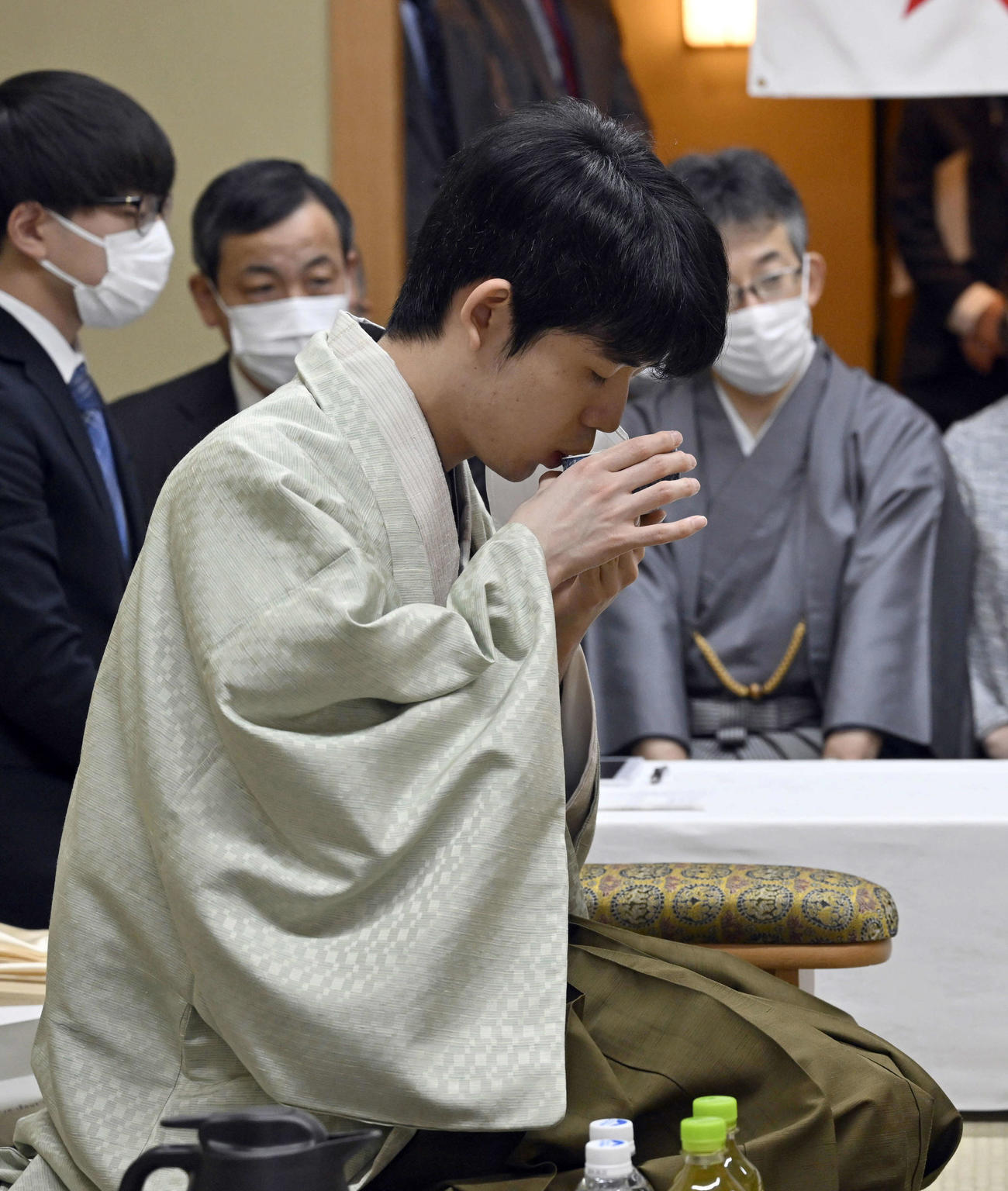初手を指す前にお茶を飲む藤井聡太五冠（代表撮影）