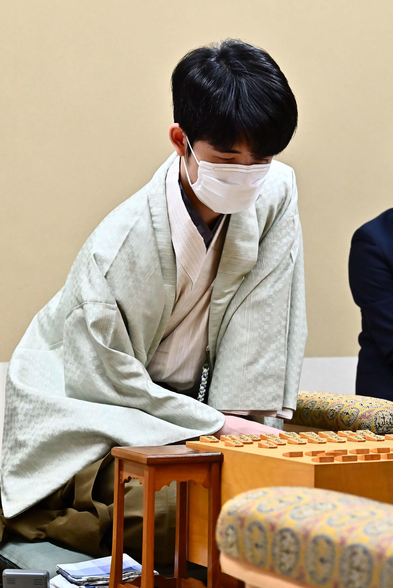 棋王戦初登場で史上最年少6冠を目指す先手の藤井聡太竜王（日本将棋連盟提供）