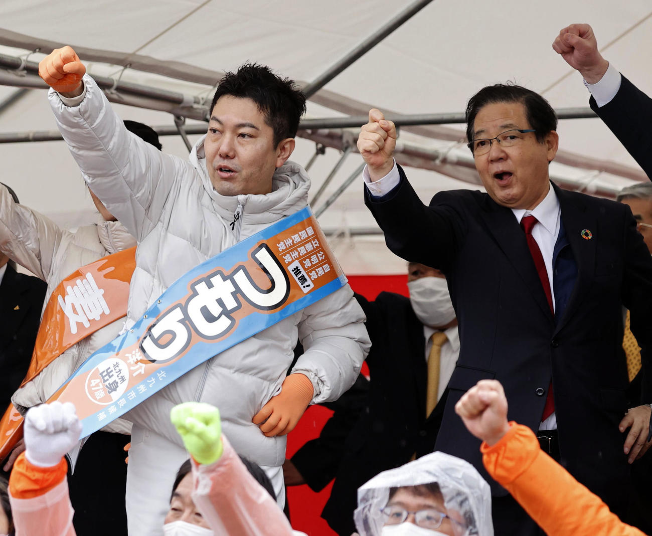1月22日、北九州市の北橋健治市長（右）と気勢を上げる津森洋介氏（共同）