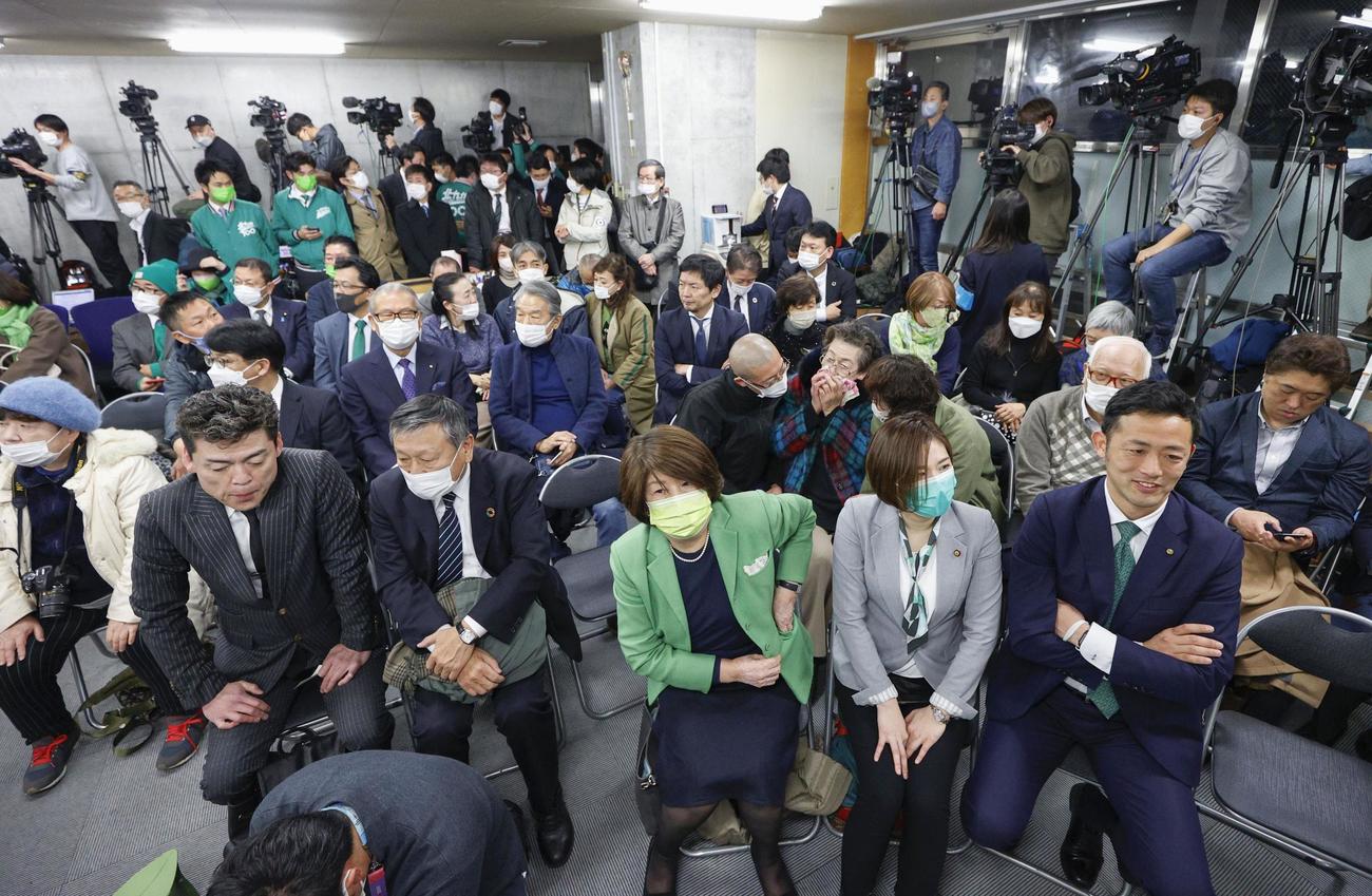 北九州市長選の開票を待つ、武内和久氏の支援者ら（共同）