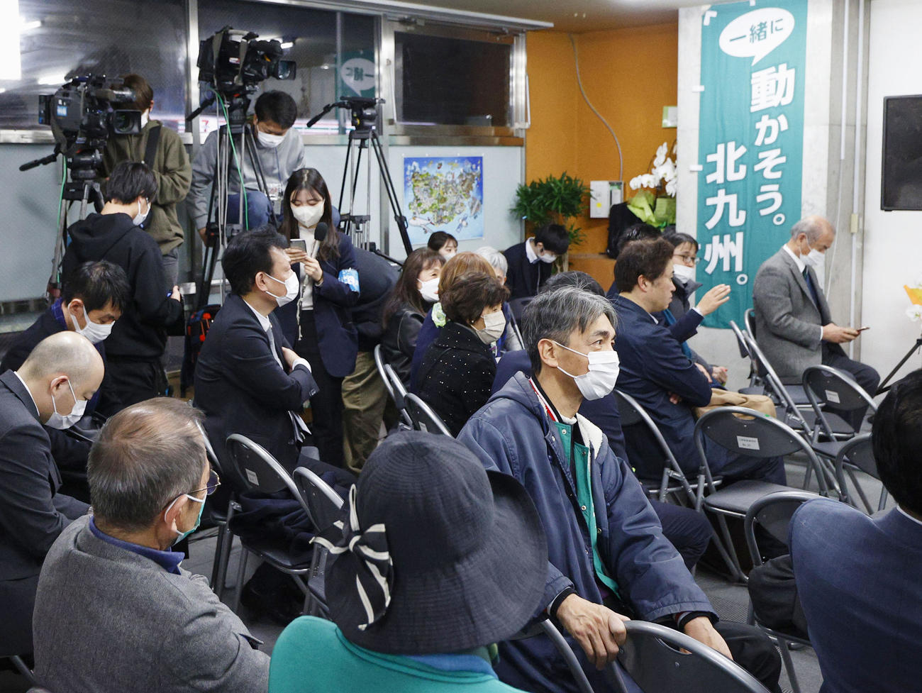 北九州市長選の開票を待つ、武内和久氏の支援者ら（共同）