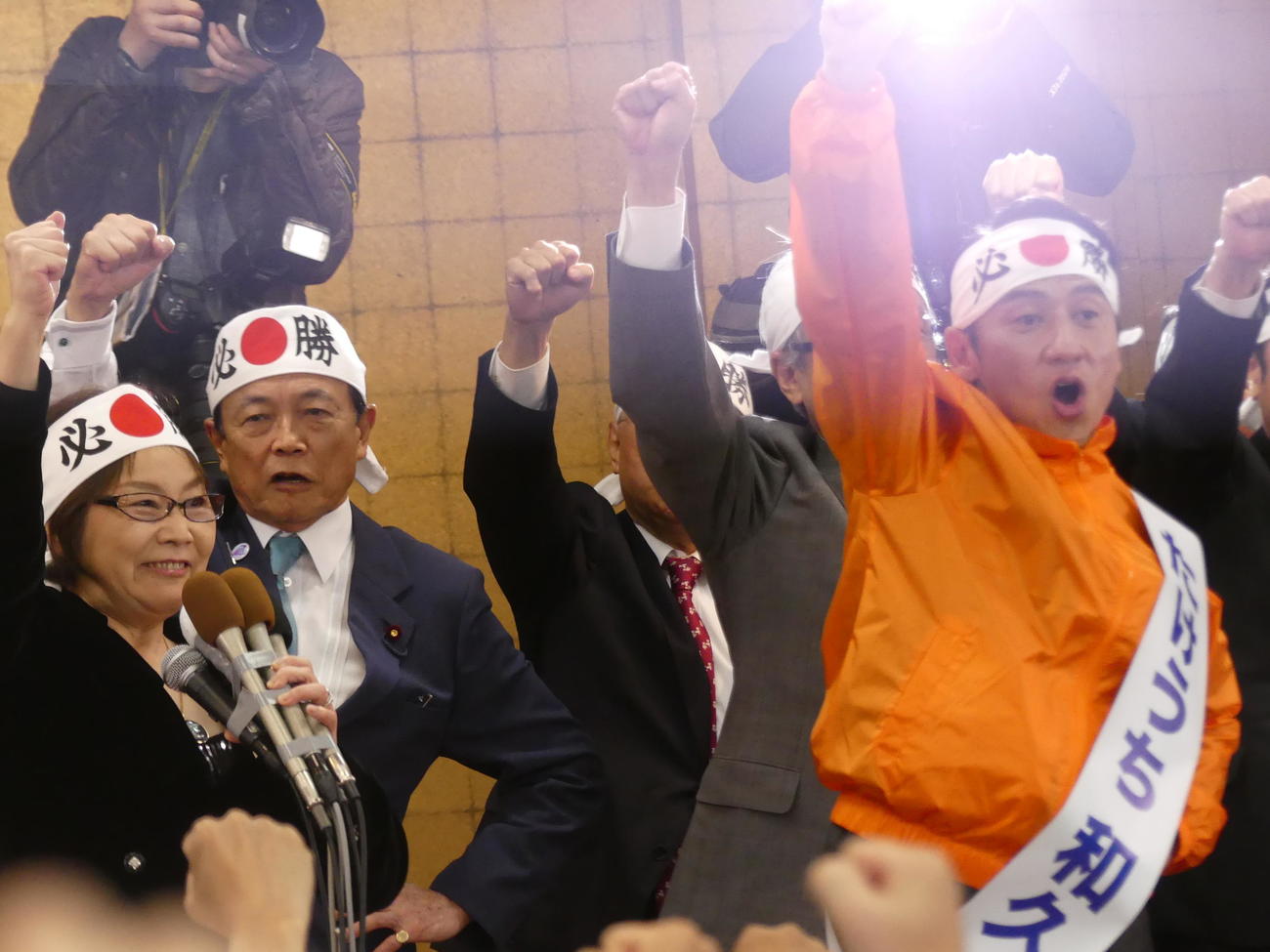 2019年3月、こぶしを握りげきをとばす麻生太郎財務相（左から2人目）と武内和久氏