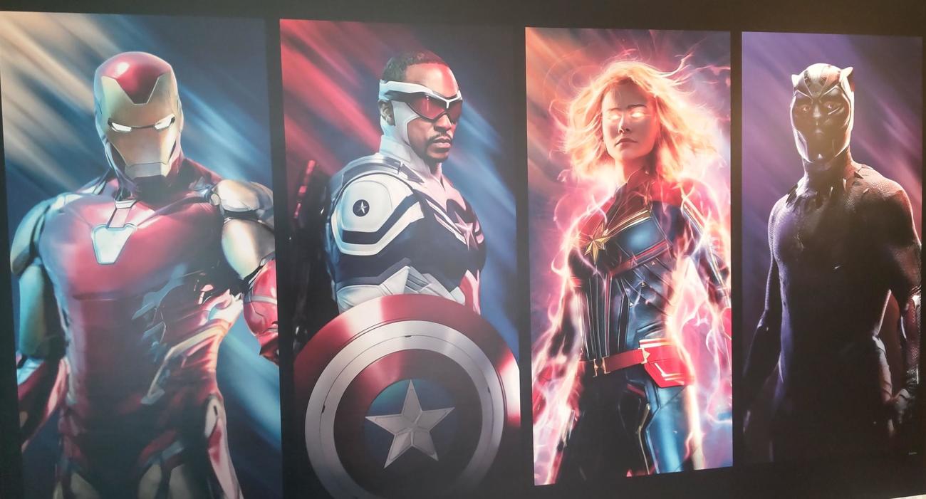 ベッドの横には左からアイアンマン、ファルコン、キャプテン・マーベル、ブラックパンサーの4人のパネル（撮影・寺沢卓）