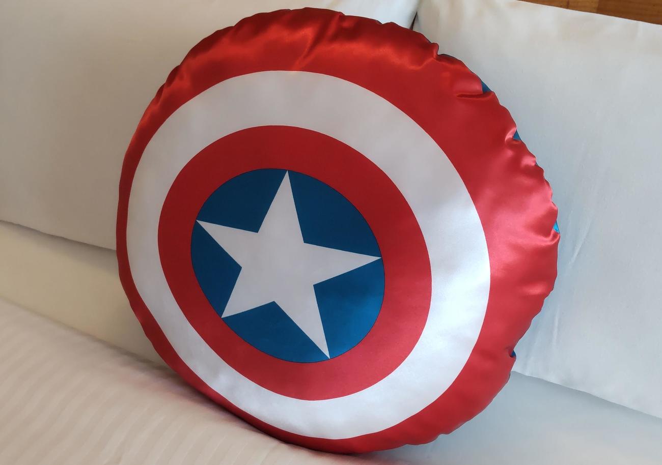 これぞアベンジャーズグッズ！　キャプテン・アメリカの楯をイメージしたクッションもどうぞお持ち帰りくださいな（撮影・寺沢卓）