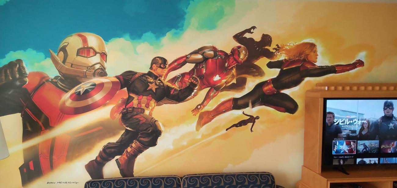 6人のアベンジャーズメンバーが空に向かって飛び立つ壁画。チラリとみえるテレビではアベンジャーズの活躍を公式動画配信サービス「ディアウニープラス」で視聴もできる（撮影・寺沢卓）