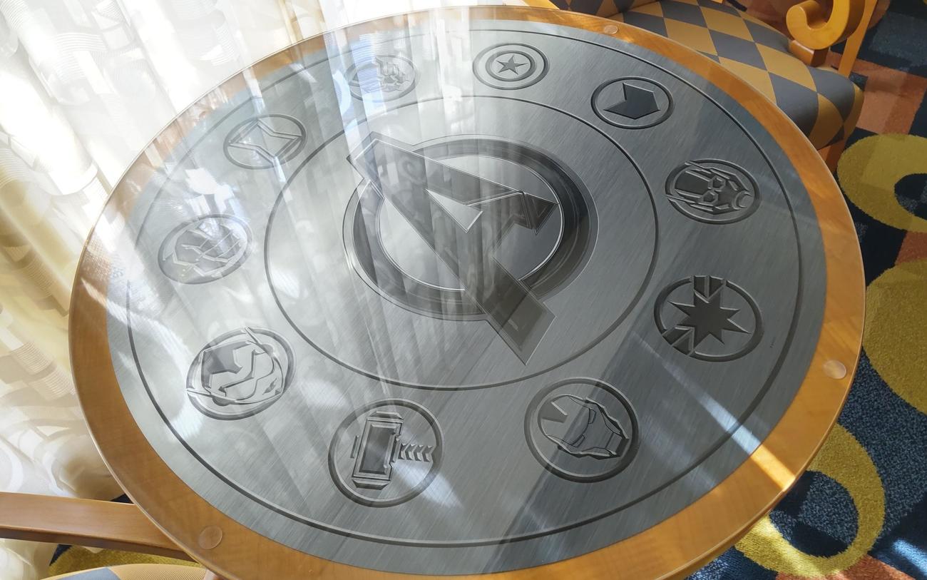 窓際の丸テーブルは、アベンジャーズのロゴと登場キャラクターに関連した10個のマーク。晴れているとキラキラな写真を撮影できる（撮影・寺沢卓）