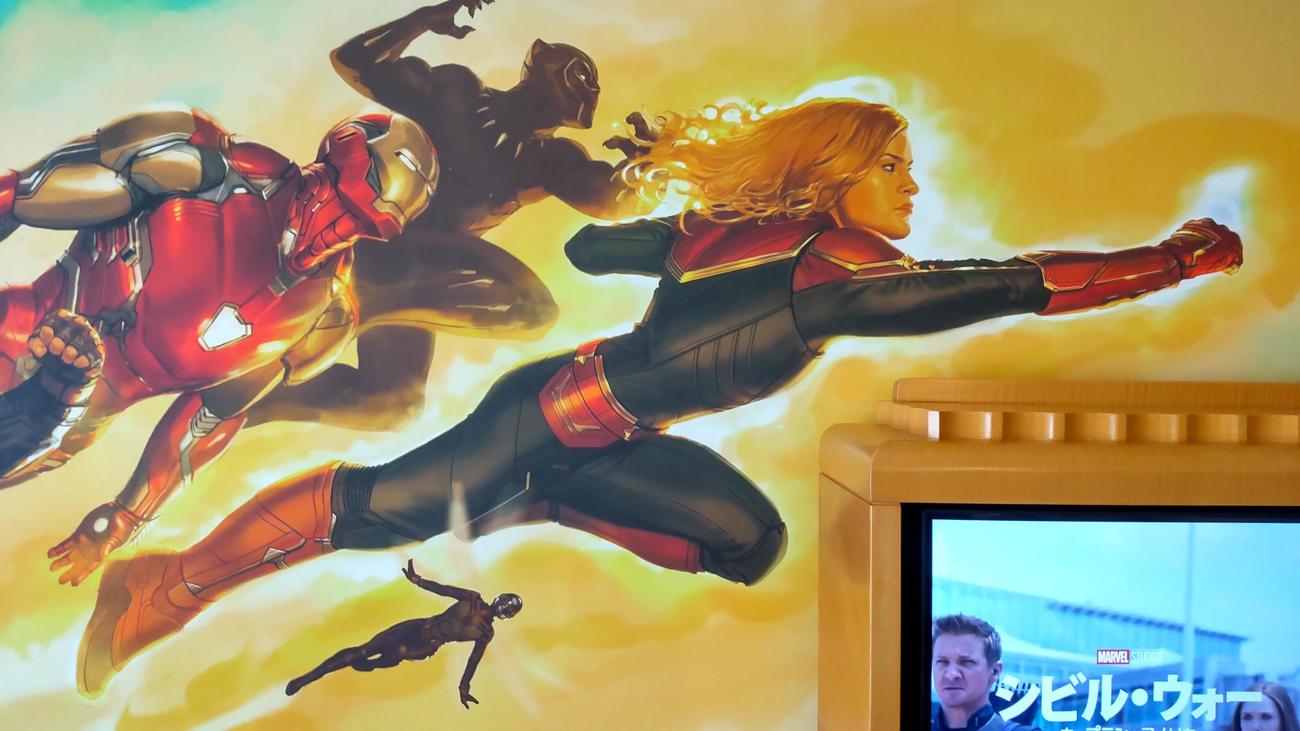 室内の壁面ではキャプテン・マーベルが先頭を切って空を駆け抜けていた（撮影・寺沢卓）
