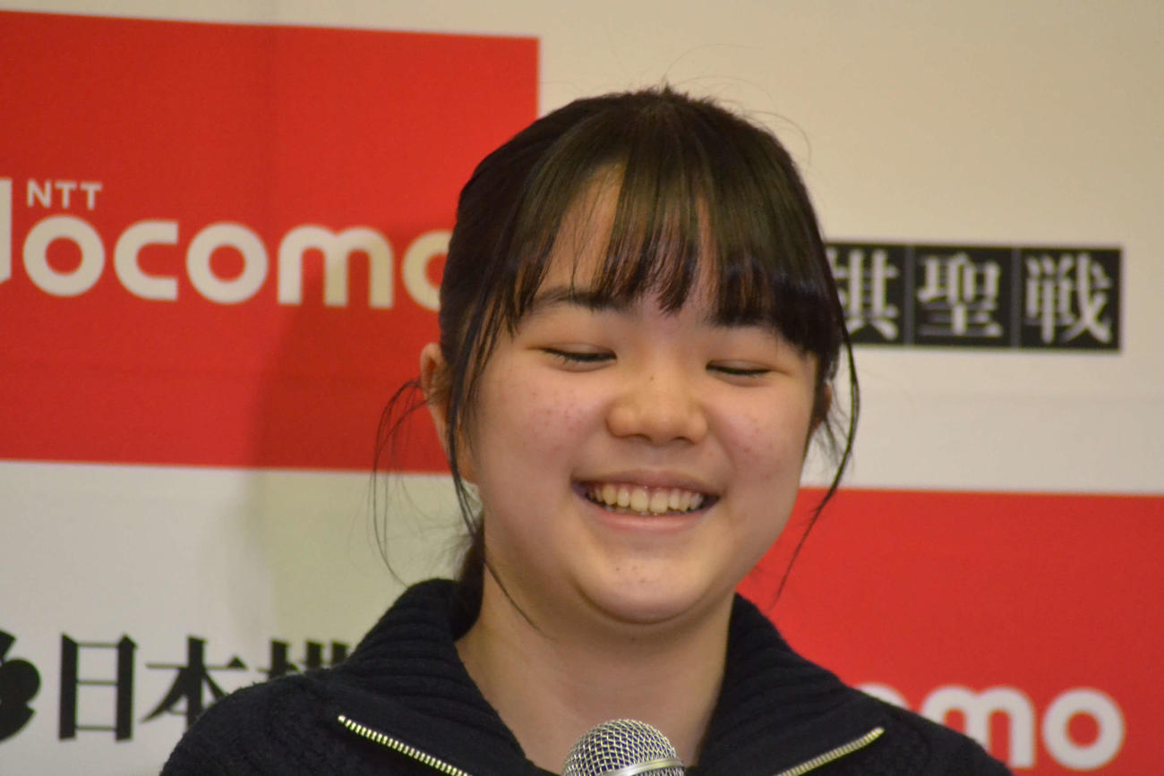 初タイトルの記者会見で笑顔を見せる仲邑菫女流棋聖