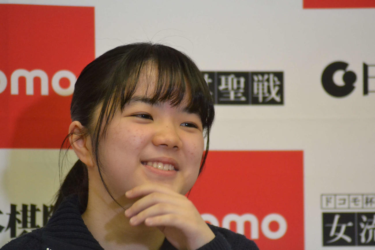 初タイトルの記者会見で笑顔を見せる仲邑菫女流棋聖