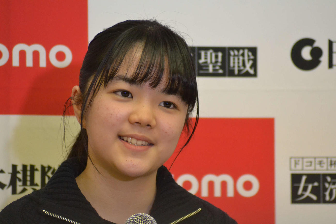 初タイトルの記者会見で笑顔を見せる仲邑菫女流棋聖